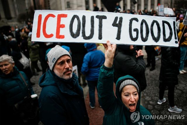 미국 뉴욕 맨해튼에서 10일(현지시간) 열린 이민세관단속국(ICE) 항의 시위에서 한 여성이 'ICE 영구 퇴출'을 요구하는 피켓을 들고 있다. [로이터=연합뉴스. 재판매 및 DB 금지]