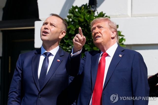 카롤 나브로츠키 폴란드 대통령(왼쪽), 도널드 트럼프 미국 대통령