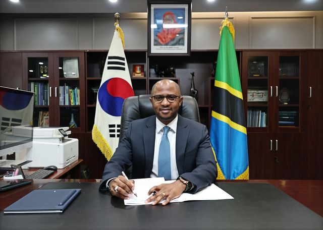 인터뷰하는 마부라 주한 탄자니아 대사