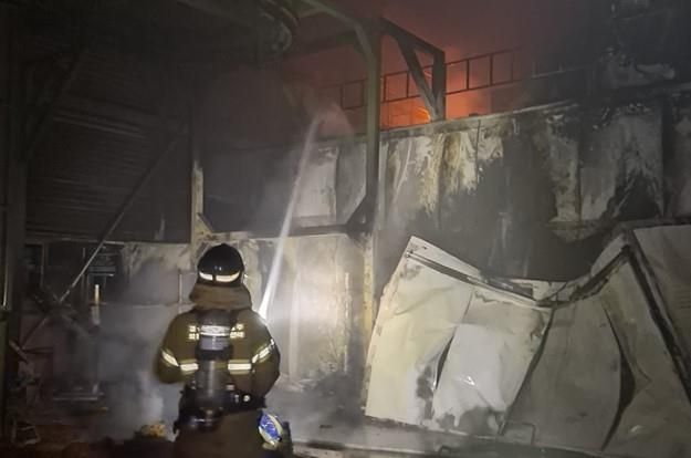 경주 건설기계공장 불 끄는 소방대원