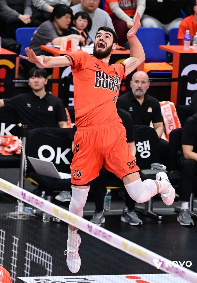 공격하는 OK저축은행의 디미트로프