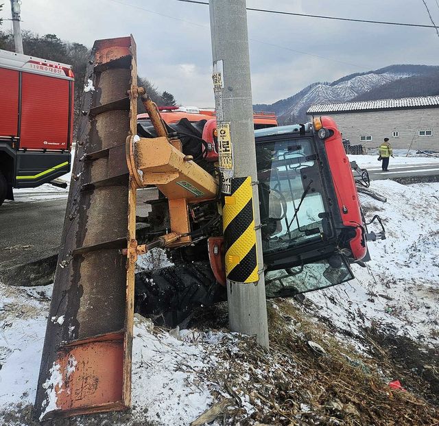 횡성에서 눈 치우던 트랙터 넘어져…50대 주민 심정지