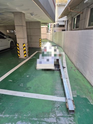 마산회원구 한 건물에서 떨어진 간판