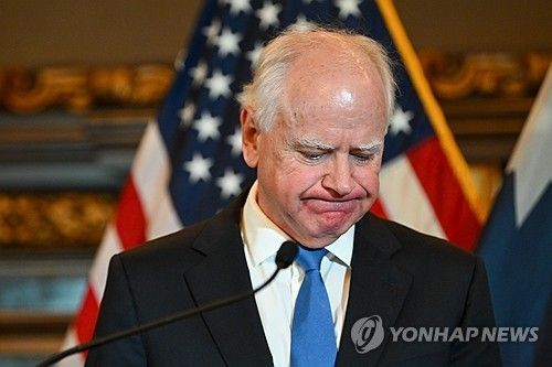 출마 포기 선언 기자회견하는 월즈 주지사