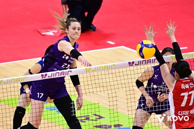 공격하는 흥국생명의 레베카(왼쪽)