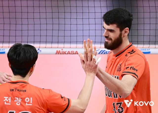 전광인과 하이파이브 하는 OK저축은행의 디미트로프(오른쪽)