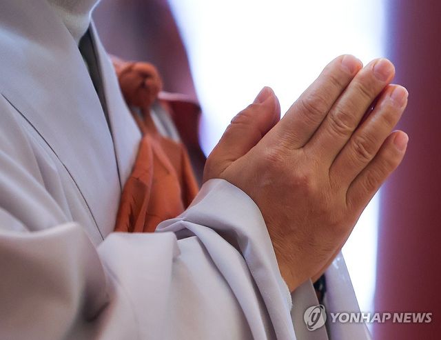 합장한 스님