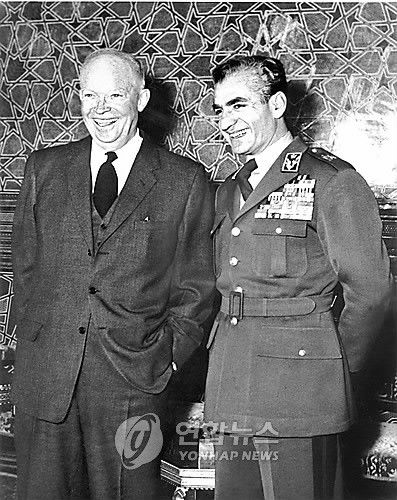 아이젠하워 미국 대통령(왼쪽)과 만난 모하메드 레자 팔레비(오른쪽) 이란 국왕