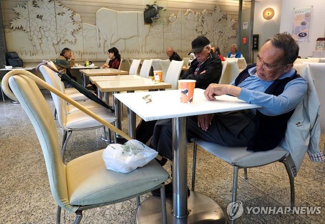 대만 수도 타이베이 식당에 있는 노인들