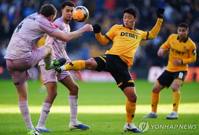 볼 다투는 황희찬