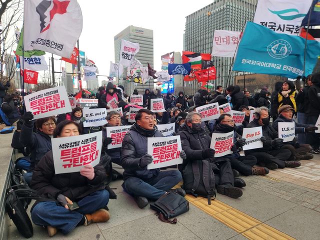 10일 오후 서울 광화문 KT빌딩 앞에서 트럼프위협저지공동행동 주최로 열린 미국의 베네수엘라 공습 규탄 집회 [촬영 홍준석]