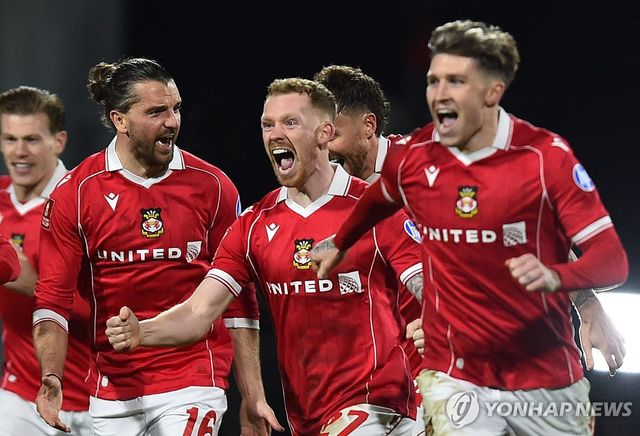 기뻐하는 렉섬 선수들