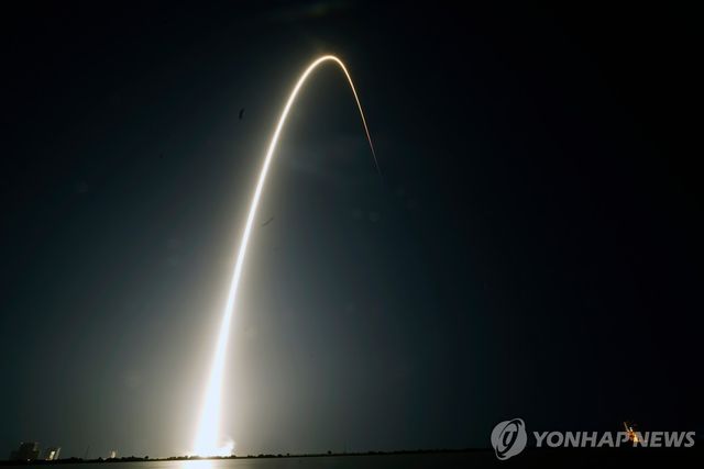 스페이스X의 스타링크 위성 탑재한 로켓 발사