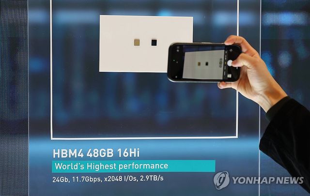 SK하이닉스 부스에 전시된 HBM4