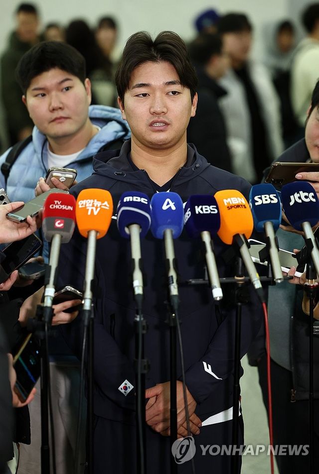 인터뷰하는 고우석