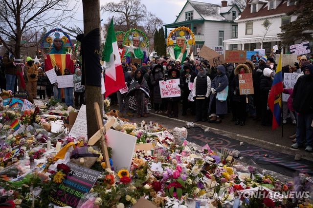 10일(현지시간) 미네소타주 미니애폴리스에 모인 반 ICE 시위대가 최근 ICE 요원에 사살된 피해자 러네이 굿을 추모하고 있다. 