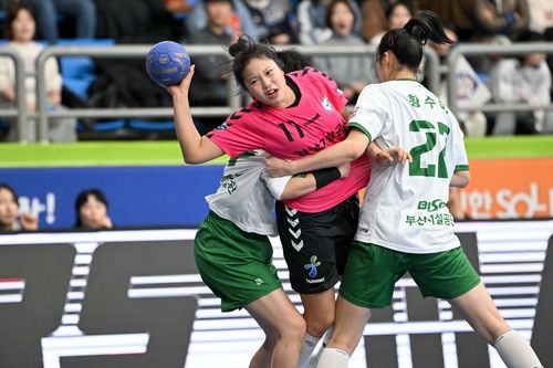 11일 경기에서 부산시설공단 수비진을 뚫으려는 경남개발공사 서아영. 