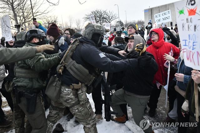 국민살해 항의시위 도중 연방요원들과 몸싸움하는 시위대 [AFP 연합뉴스. 재판매 및 DB 금지]