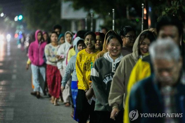 미얀마 만달레이서 투표하려고 줄 선 유권자들