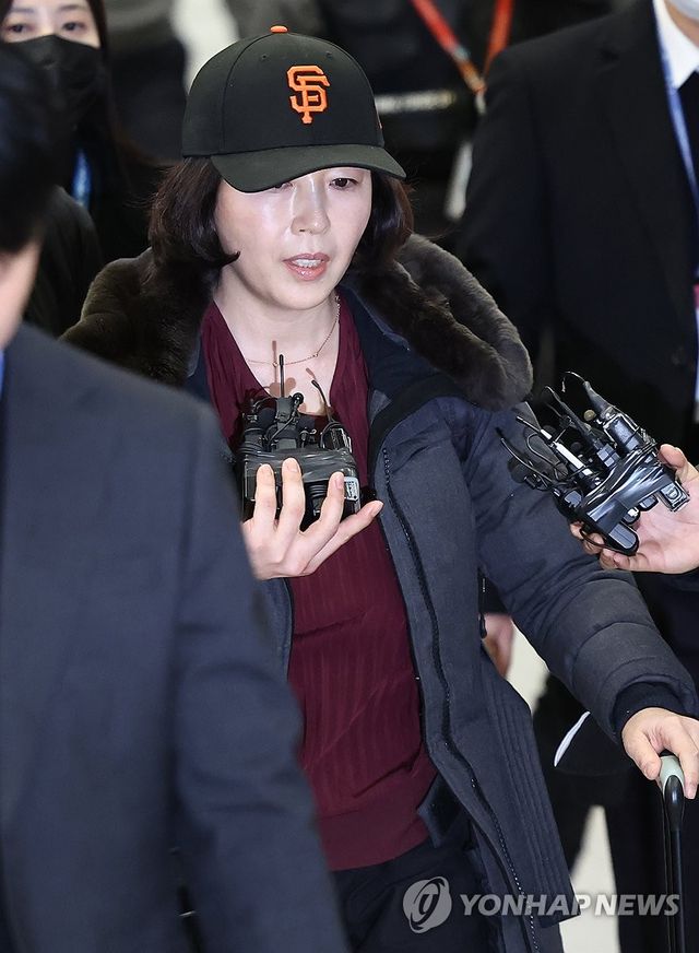 입국하는 김경 서울시의원