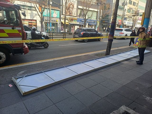 인도에 떨어진 간판