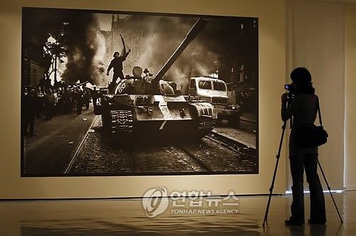 1968년 소련 주도의 체코 프라하 침공 당시 모습을 담은 사진