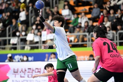 11일 경기에서 패스를 시도하는 부산시설공단 류은희