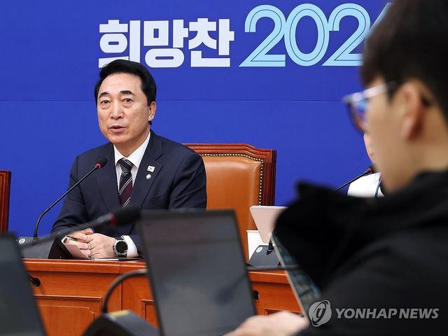 기자 간담회 하는 박수현 수석대변인