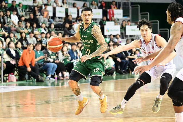 드리블하는 이선 알바노