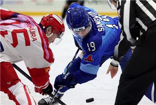 페이스오프를 하는 김상욱(오른쪽)