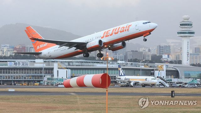 강풍특보 속 힘겨운 이륙