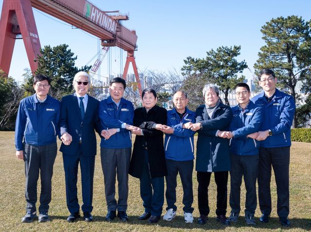 권오갑(왼쪽에서 세 번째) HD현대 명예회장과 역대 노조 지부장들