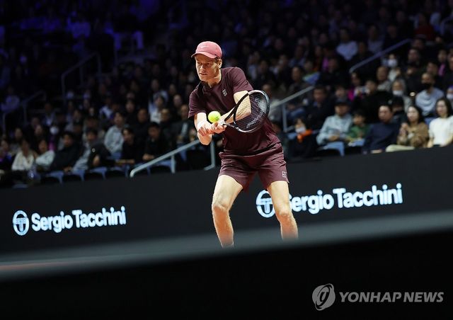 경기 펼치는 신네르