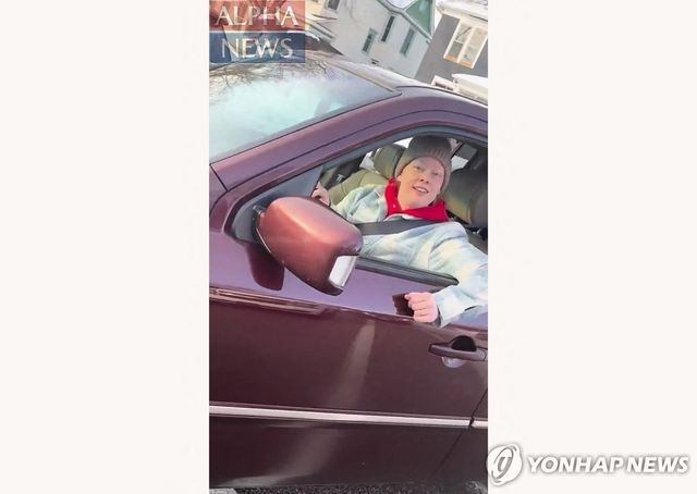 지난 7일 미네소타주 미니애폴리스에서 ICE 요원의 총격에 사망한 러네이 니콜 굿이 창문을 내리고 요원에게 말을 걸고 있다. [AFP 연합뉴스. 재배포 및 DB 금지]