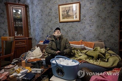 러시아 공격에 물과 난방이 끊기자 눈을 녹이려고 퍼담아 놓은 키이우 시민