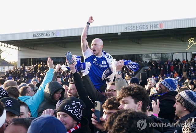 팬들과 승리의 기쁨을 나누는 매클스필드 FC 선수들.