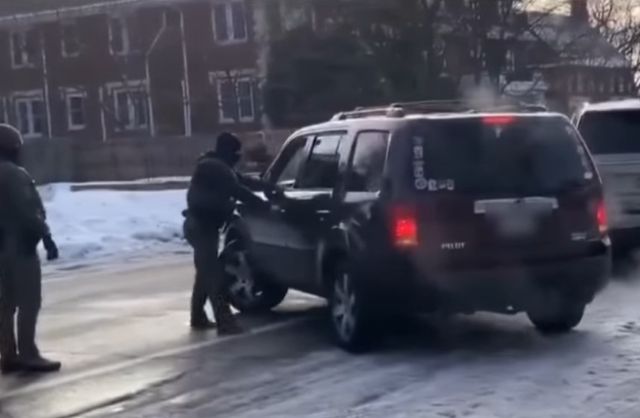 총격 사건이 발생하기 전 이민단속 요원과 미국 시민권자의 승강이 [ABC뉴스가 입수한 스마트폰 영상. DB 및 재판매 금지]