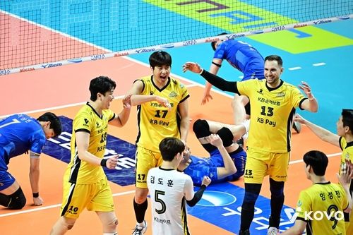 기뻐하는 KB손해보험 선수들
