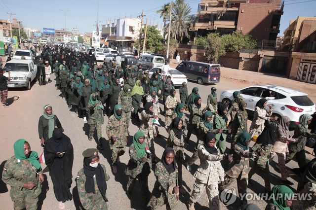 지난달 31일 수단 하르툼 시내를 행진하는 수단 정부군