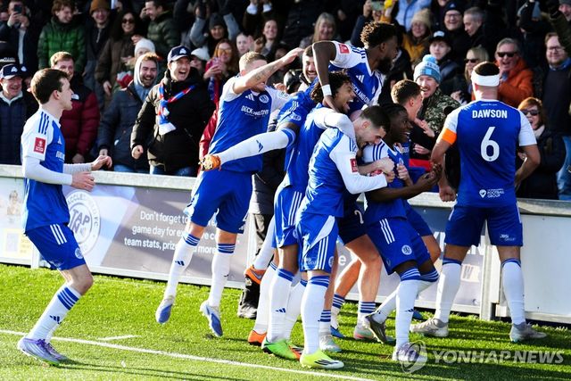 골 세리머니 하는 매클스필드 선수들.