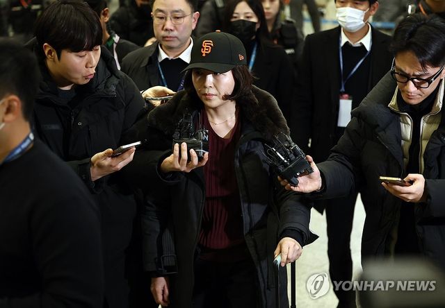 입국하는 김경 서울시의원