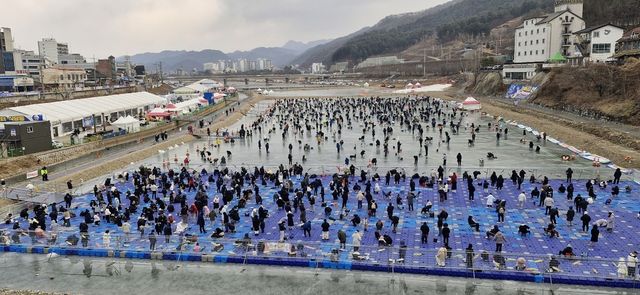 홍천강 꽁꽁축제 주말 인파