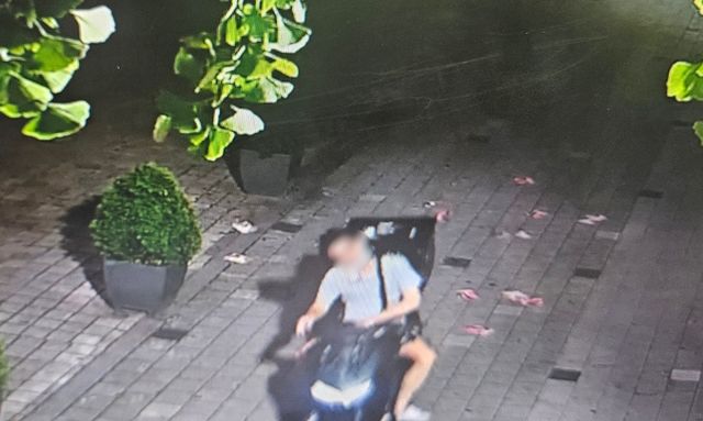 강남 일대 불법 전단지 배포 장면