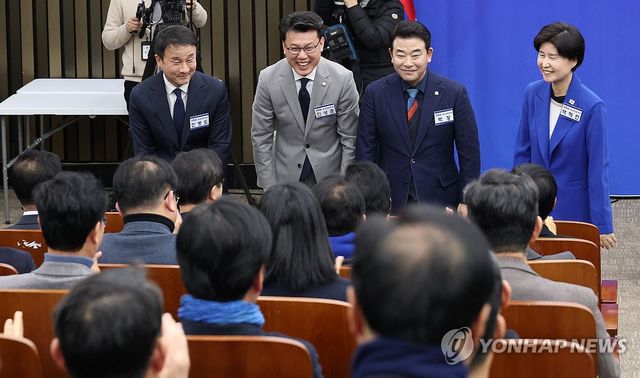 기념 촬영하는 민주당 원내대표 후보들