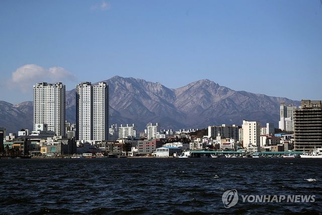 속초 시내와 눈 덮인 설악산