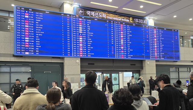 11일 인천국제공항 1터미널 도착층에 김경 서울시의원을 기다리는 취재진 등이 모인 모습 [촬영 최원정]