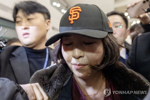 입국하는 김경 서울시의원