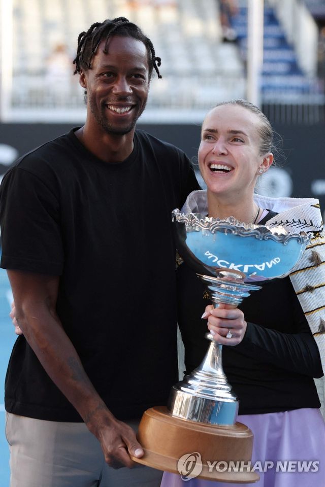 남편 몽피스(왼쪽)와 함께 트로피를 든 스비톨리나. 