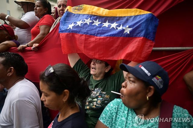 베네수엘라 수도에서 니콜라스 마두로 대통령 부부 석방을 요구하는 지지자들