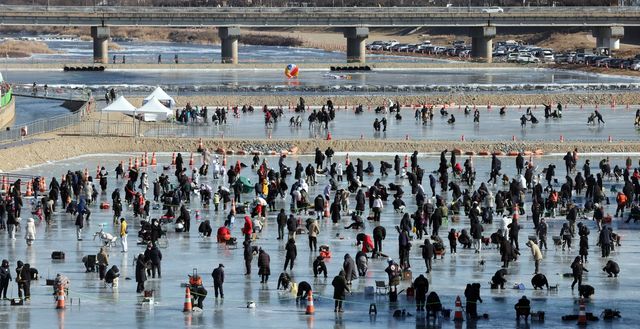 홍천강 꽁꽁축제 사흘째를 맞은 11일 인파